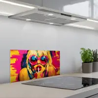 KitchenYeah Spatscherm 60x30 cm - Zelfklevende achterwand Zonnebril - Roze - Vrouw - Rietje - Keuken muurbeschermer - Spatwand fornuis