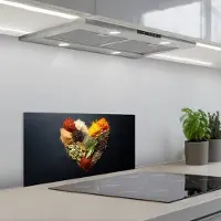 KitchenYeah Spatscherm 60x30 cm - Zelfklevende achterwand Specerijen - Mix - Hartvorm - Zwart - Keuken muurbeschermer - Spatwand fornuis