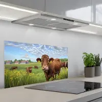 KitchenYeah Spatscherm 90x45 cm - Zelfklevende achterwand Koe - Weide - Bloemen - Keuken muurbeschermer - Spatwand fornuis