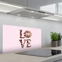 KitchenYeah Spatscherm 80x40 cm - Zelfklevende achterwand Tekst - Love - Pantervacht - Lichtroze - Keuken muurbeschermer - Spatwand fornuis