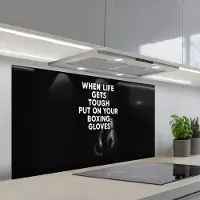 KitchenYeah Spatscherm 120x60 cm - Zelfklevende achterwand Tekst - Bokshandschoenen - Wit - Keuken muurbeschermer - Spatwand fornuis