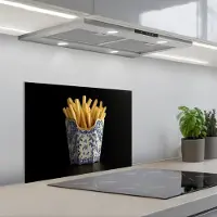 KitchenYeah Spatscherm 60x45 cm - Zelfklevende achterwand Friet - Porselein - Delfts blauw - Eten - Keuken muurbeschermer - Spatwand fornuis