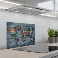 KitchenYeah Spatscherm 60x45 cm - Zelfklevende achterwand Wereldkaart - Denim - Textiel - Keuken muurbeschermer - Spatwand fornuis