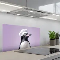 KitchenYeah Spatscherm 80x40 cm - Zelfklevende achterwand Pinguïn - Koksmuts - Lief - Paars - Keuken muurbeschermer - Spatwand fornuis