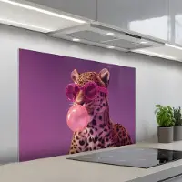 KitchenYeah Spatscherm 100x65 cm - Zelfklevende achterwand Panter - Zonnebril - Kauwgombel - Roze - Keuken muurbeschermer - Spatwand fornuis