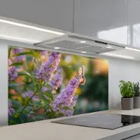 KitchenYeah Spatscherm 120x60 cm - Zelfklevende achterwand Sierlijke - Vlinder - Paarse - Bloemen - Keuken muurbeschermer - Spatwand fornuis