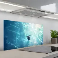 KitchenYeah Spatscherm 100x50 cm - Zelfklevende achterwand Schildpad - Zee - Blauw - Schittering - Keuken muurbeschermer - Spatwand fornuis