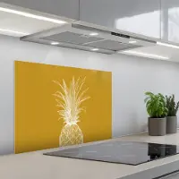KitchenYeah Spatscherm 70x50 cm - Zelfklevende achterwand Lijnillustratie - Ananas - Bladkroon - Okergeel - Keuken muurbeschermer - Spatwand fornuis