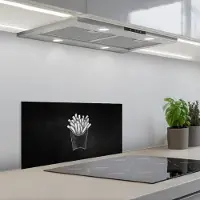 KitchenYeah Spatscherm 70x30 cm - Zelfklevende achterwand Friet - Witte krijttekening - Zwart - Keuken muurbeschermer - Spatwand fornuis