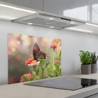 KitchenYeah Spatscherm 70x55 cm - Zelfklevende achterwand Bloemen - Vlinder - Natuur - Bloem - Keuken muurbeschermer - Spatwand fornuis