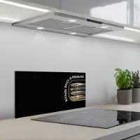 KitchenYeah Spatscherm 70x30 cm - Zelfklevende achterwand Sardines - Tekst - Vis - Blik - Keuken muurbeschermer - Spatwand fornuis