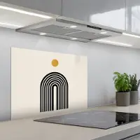 KitchenYeah Spatscherm 70x55 cm - Zelfklevende achterwand Minimalistisch - Zwarte boog - Gouden cirkel - Keuken muurbeschermer - Spatwand fornuis