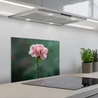KitchenYeah Spatscherm 60x45 cm - Zelfklevende achterwand Anjer - Roze - Bloemblaadjes - Keuken muurbeschermer - Spatwand fornuis