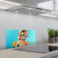 KitchenYeah Spatscherm 60x30 cm - Zelfklevende achterwand Bloemen - Vrouw - Zonnebril - Blauw - Keuken muurbeschermer - Spatwand fornuis