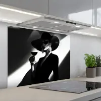 KitchenYeah Spatscherm 80x60 cm - Zelfklevende achterwand Vrouw - Wijn - Chic - Keuken muurbeschermer - Spatwand fornuis