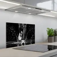 KitchenYeah Spatscherm 60x40 cm - Zelfklevende achterwand Hardloopschoenen - Rennen - Druppels - Zwart - Keuken muurbeschermer - Spatwand fornuis