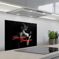 KitchenYeah Spatscherm 70x55 cm - Zelfklevende achterwand Wijn - Vrouw - Neon - Quote - Keuken muurbeschermer - Spatwand fornuis
