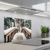 KitchenYeah Spatscherm 70x55 cm - Zelfklevende achterwand Brug - Winterlandschap - Bos - Natuur - Sneeuw - Keuken muurbeschermer - Spatwand fornuis