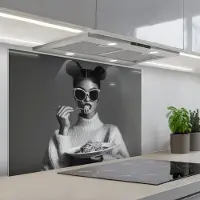 KitchenYeah Spatscherm 90x60 cm - Zelfklevende achterwand Vrouw - Pasta - Zonnebril - Keuken muurbeschermer - Spatwand fornuis