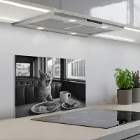 KitchenYeah Spatscherm 60x40 cm - Zelfklevende achterwand Kat - Koffie - Brood - Zwart - Keuken muurbeschermer - Spatwand fornuis