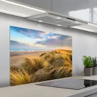 KitchenYeah Spatscherm 100x65 cm - Zelfklevende achterwand Gras - Duinen - Strand - Zomer - Keuken muurbeschermer - Spatwand fornuis