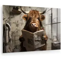 MuchoWow Glasschilderij 60x40 cm - Schilderij acrylglas - Schotse hooglander - Toilet - Krant - Badkamer - Foto op glas - Muurdecoratie woonkamer - Wanddecoratie slaapkamer - Schilderijen