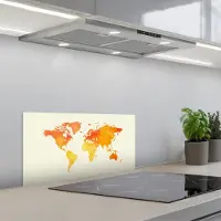 KitchenYeah Spatscherm 70x30 cm - Zelfklevende achterwand Wereldkaart - Oranje - Kleurrijk - Keuken muurbeschermer - Spatwand fornuis