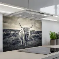 KitchenYeah Spatscherm 80x55 cm - Zelfklevende achterwand Schotse hooglander - Dieren - Wolken - Koe - Natuur - Keuken muurbeschermer - Spatwand fornuis