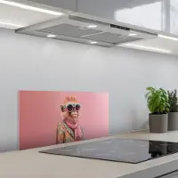 KitchenYeah Spatscherm 60x30 cm - Zelfklevende achterwand Sjaal - Aap - Zonnebril - Jasje - Keuken muurbeschermer - Spatwand fornuis
