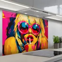 KitchenYeah Spatscherm 120x80 cm - Zelfklevende achterwand Zonnebril - Roze - Vrouw - Rietje - Keuken muurbeschermer - Spatwand fornuis