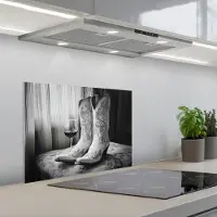 KitchenYeah Spatscherm 60x45 cm - Zelfklevende achterwand Wijn - Cowboylaarzen - Raamlicht - Wit - Keuken muurbeschermer - Spatwand fornuis