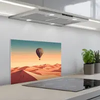 KitchenYeah Spatscherm 60x40 cm - Zelfklevende achterwand Luchtballon - Woestijn - Zonsondergang - Blauw - Keuken muurbeschermer - Spatwand fornuis
