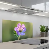 KitchenYeah Spatscherm 90x45 cm - Zelfklevende achterwand Bloem - Close up - Paars - Keuken muurbeschermer - Spatwand fornuis