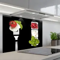 KitchenYeah Spatscherm 80x55 cm - Zelfklevende achterwand Kruiden - Tomaat - Mozzarella - Caprese - Keuken muurbeschermer - Spatwand fornuis