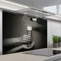 KitchenYeah Spatscherm 120x80 cm - Zelfklevende achterwand Champagnefles - Glas - Minimalistisch - Spetters - Keuken muurbeschermer - Spatwand fornuis