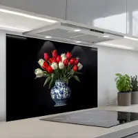 KitchenYeah Spatscherm 90x60 cm - Zelfklevende achterwand Rode - Bloemen - Tulpen - Vaas - Keuken muurbeschermer - Spatwand fornuis