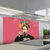 KitchenYeah Spatscherm 120x60 cm - Zelfklevende achterwand Meisje - Kopje - Bloemen - Roze - Keuken muurbeschermer - Spatwand fornuis