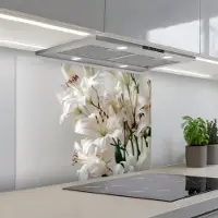 KitchenYeah Spatscherm 90x70 cm - Zelfklevende achterwand Lelies - Boekte - Wit - Meeldraden - Keuken muurbeschermer - Spatwand fornuis