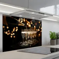 KitchenYeah Spatscherm 80x55 cm - Zelfklevende achterwand Lichtjes - Champagne - Dienblad - Glazen - Keuken muurbeschermer - Spatwand fornuis
