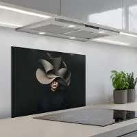 KitchenYeah Spatscherm 70x50 cm - Zelfklevende achterwand Zwarte - Hoed - Vrouw - Keuken muurbeschermer - Spatwand fornuis