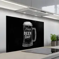 KitchenYeah Spatscherm 100x65 cm - Zelfklevende achterwand Bierpul - Witte krijtletters - Happy beer day - Keuken muurbeschermer - Spatwand fornuis