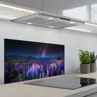 KitchenYeah Spatscherm 90x45 cm - Zelfklevende achterwand Bloemen - Nacht - Lupine - Sterrenhemel - Paars - Natuur - Keuken muurbeschermer - Spatwand fornuis