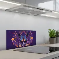 KitchenYeah Spatscherm 60x30 cm - Zelfklevende achterwand Sierlijk - Bloemen - Vlinder - Paars - Keuken muurbeschermer - Spatwand fornuis