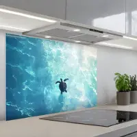 KitchenYeah Spatscherm 90x60 cm - Zelfklevende achterwand Schildpad - Zee - Blauw - Schittering - Keuken muurbeschermer - Spatwand fornuis
