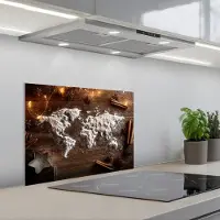 KitchenYeah Spatscherm 60x45 cm - Zelfklevende achterwand Wereldkaart - Poedersuiker - Hout - Keuken muurbeschermer - Spatwand fornuis