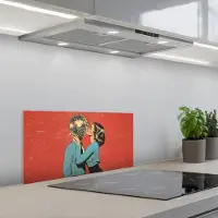 KitchenYeah Spatscherm 70x30 cm - Zelfklevende achterwand Vrouw - Retro - Discobal - Kus - Keuken muurbeschermer - Spatwand fornuis