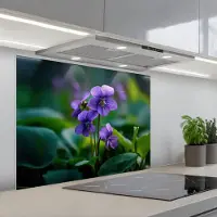 KitchenYeah Spatscherm 90x70 cm - Zelfklevende achterwand Viooltjes - Paars - Bloem - Bladeren - Keuken muurbeschermer - Spatwand fornuis