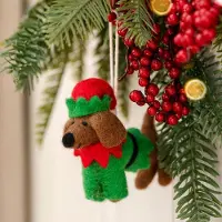 Sjaal met Verhaal Wolvilt Hanger Teckel Kerstelf Kerst - Rood&Groen&Bruin - Fairtrade Homedeco - 11x15cm