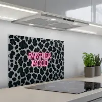 KitchenYeah Spatscherm 70x50 cm - Zelfklevende achterwand Panterprint - Zwart - Neonletters - Roze - Keuken muurbeschermer - Spatwand fornuis