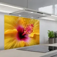 KitchenYeah Spatscherm 90x70 cm - Zelfklevende achterwand Geel - Hibiscus - Tropisch - Keuken muurbeschermer - Spatwand fornuis